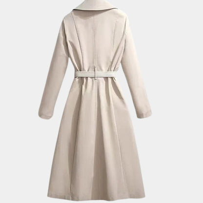 Gabardina beige con cinturón anudado a la cintura