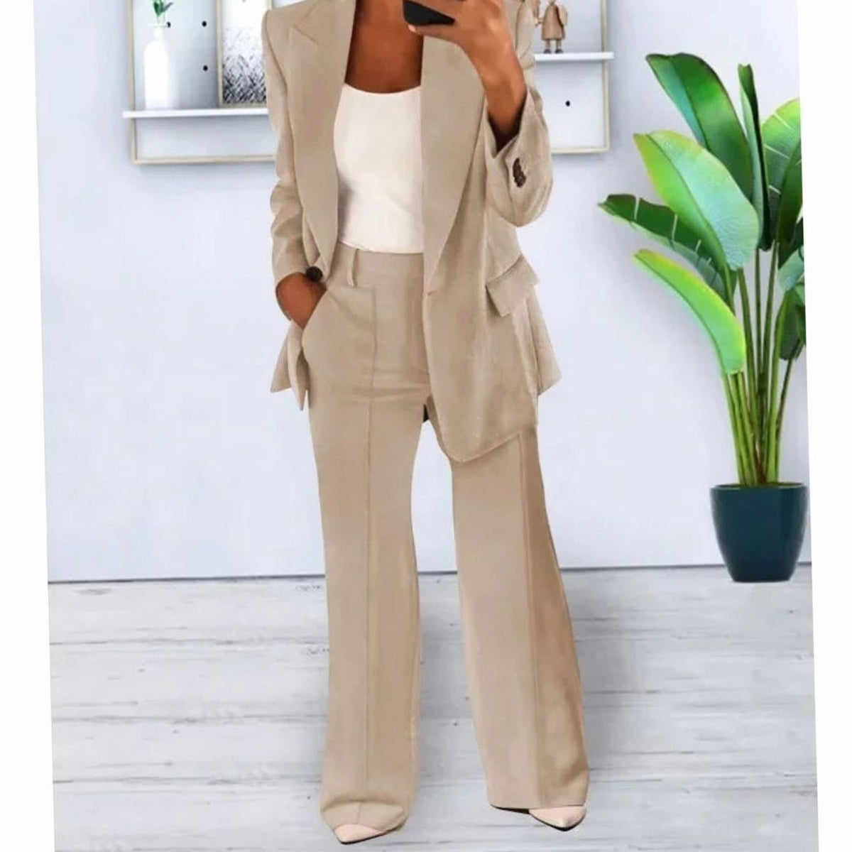 Mujer con conjunto de blazer larga y pantalón ancho de talle alto en look profesional