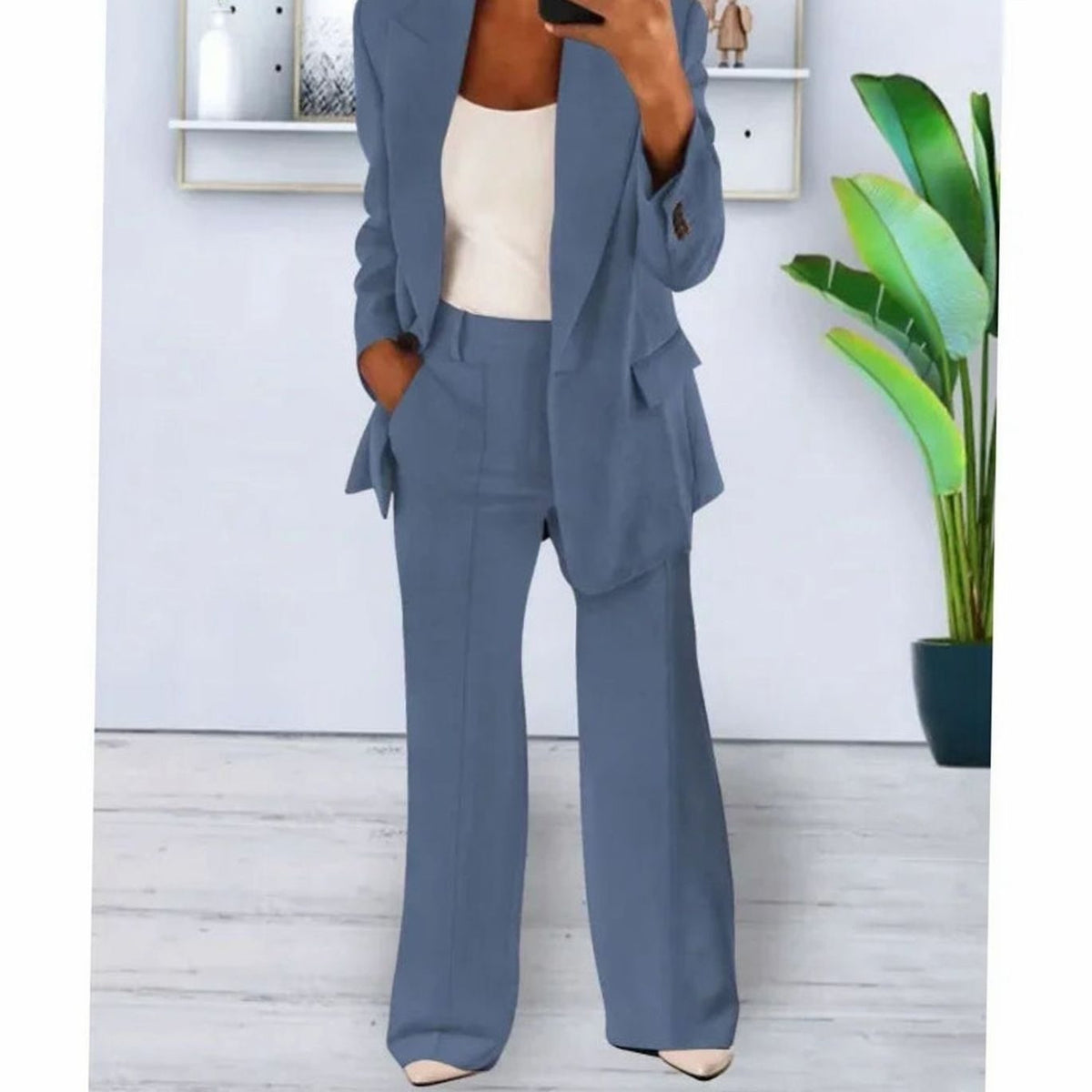 Vista frontal del conjunto sastre con pantalón de pierna ancha para mujer