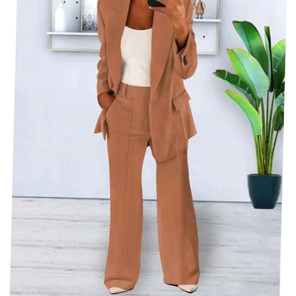 Conjunto de dos piezas femenino combinado con tacones para un evento formal