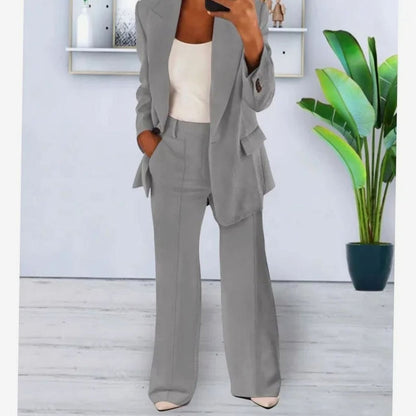 Pantalón de talle alto y pierna ancha combinado con blusa sencilla
