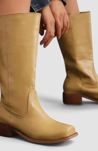 Botas altas de mujer en piel marrón con tacón grueso, vista frontal