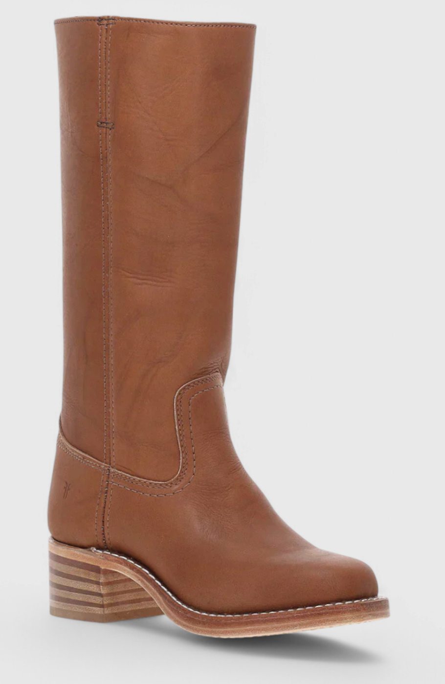Vista trasera de las botas altas de piel con tacón grueso