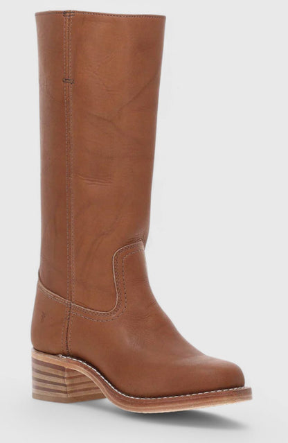 Vista trasera de las botas altas de piel con tacón grueso