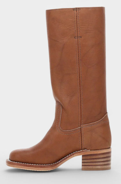 Botas de piel marrón puestas junto a un blazer para look de oficina
