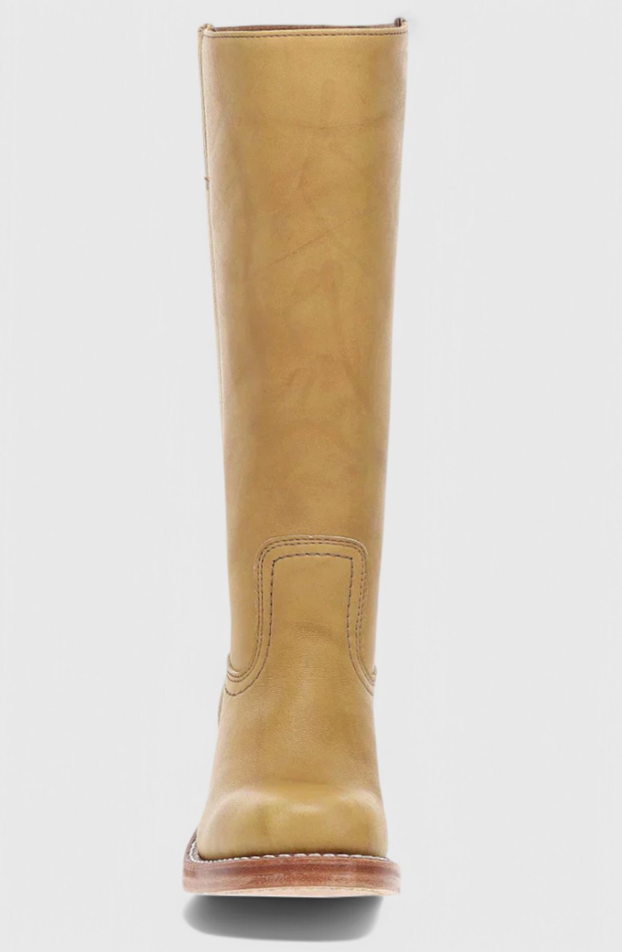 Botas de piel marrón oscuro combinadas con vestido casual