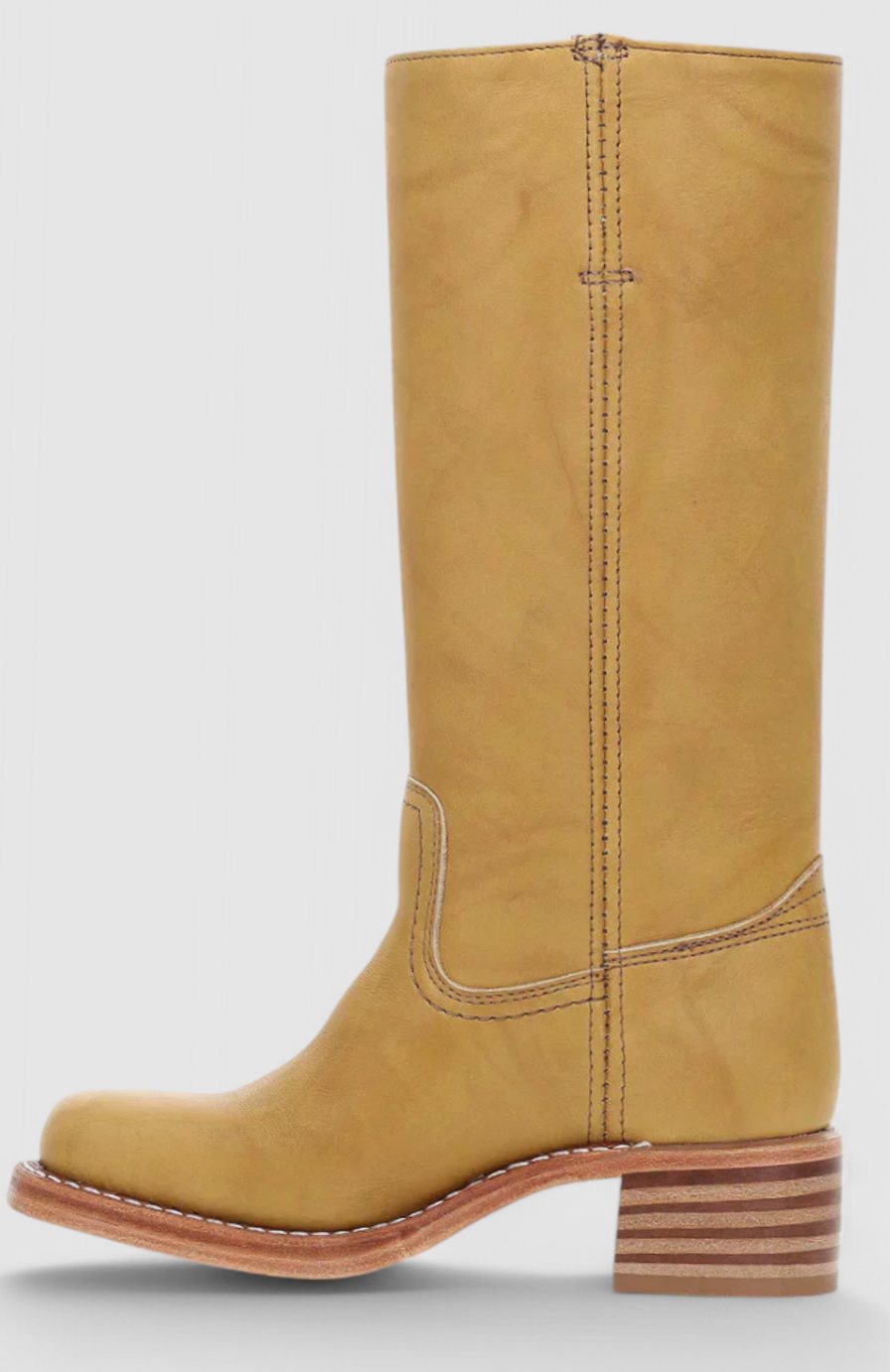Detalle del interior de las botas altas de piel para mujer