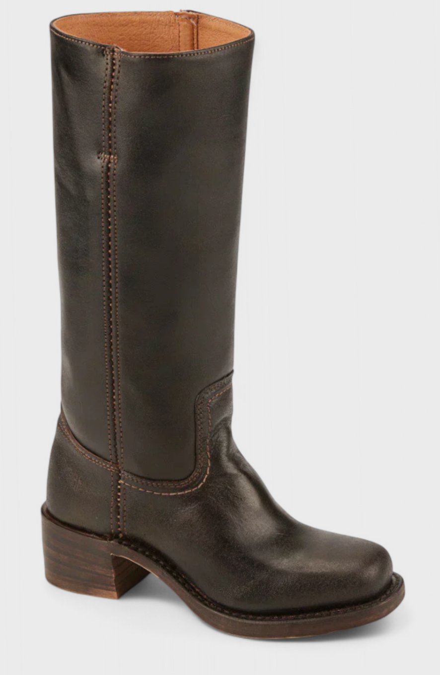 Botas de piel marrón claro puestas sobre superficie de madera