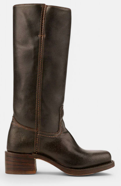 Botas de piel combinadas con medias y falda para look de invierno