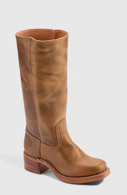 Botas de piel marrón mostrando el ajuste completo de la caña
