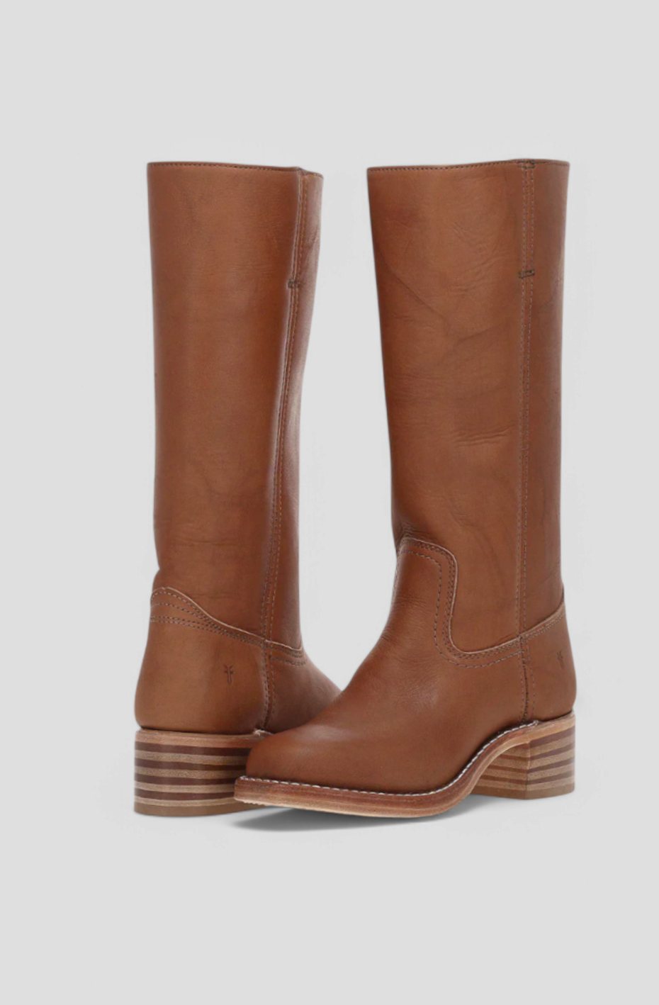 Detalle del tacón grueso apilado de las botas de piel VALERA