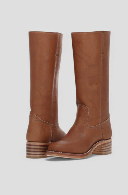 Detalle del tacón grueso apilado de las botas de piel VALERA
