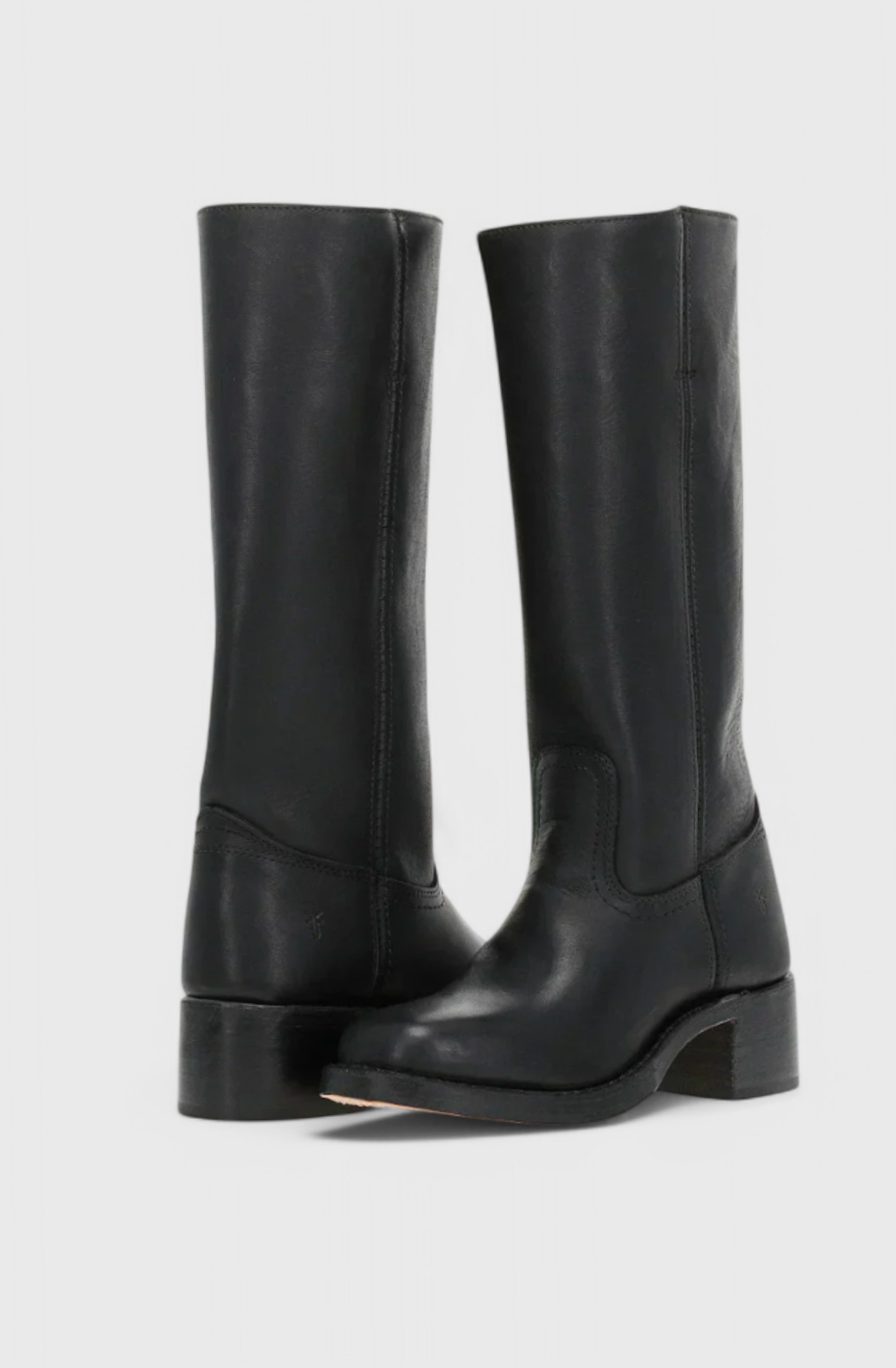 Botas altas de piel color amarillo combinadas con look casual