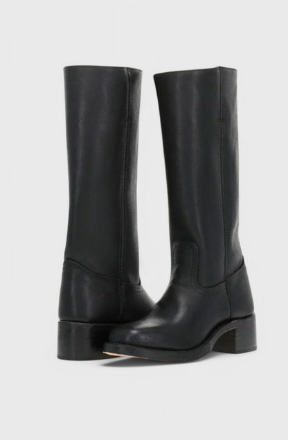 Botas altas de piel color amarillo combinadas con look casual