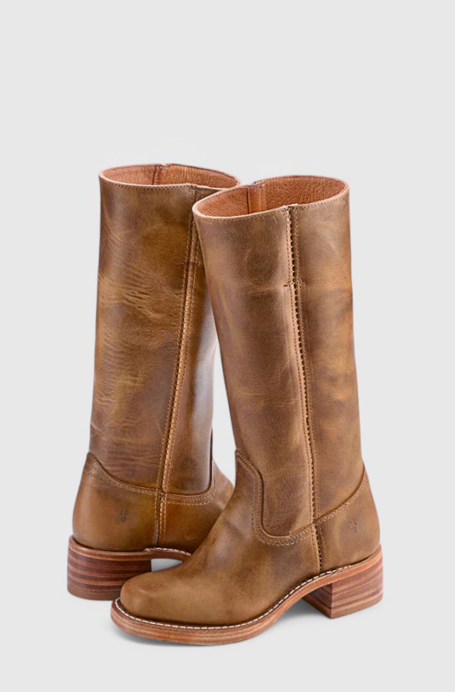 Mujer luciendo botas altas de piel negras con vaqueros ajustados
