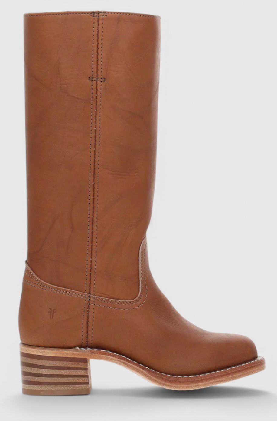 Botas de piel hasta la rodilla combinadas con falda midi