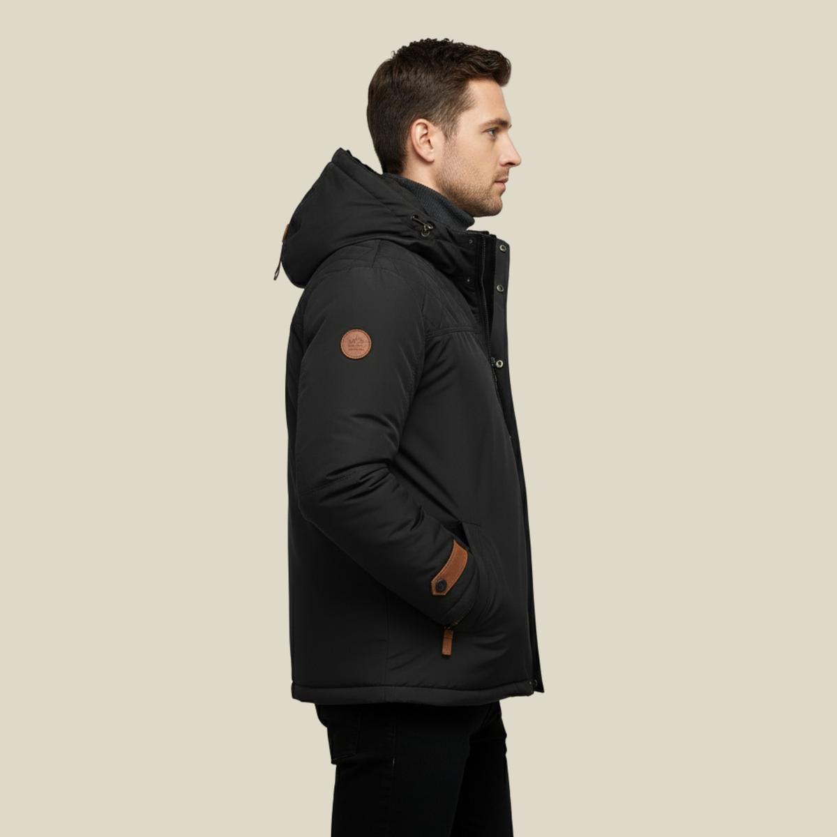 Detalle de la capucha ajustable y desmontable de la chaqueta VARKSTAN