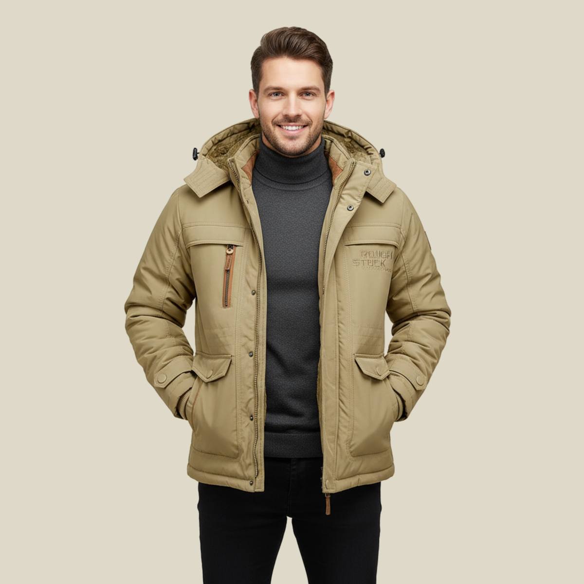 Modelo luciendo la chaqueta impermeable VARKSTAN en exteriores