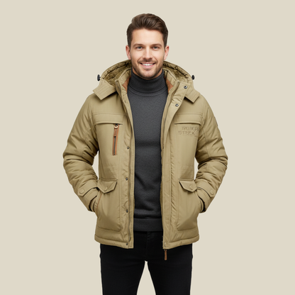 Modelo luciendo la chaqueta impermeable VARKSTAN en exteriores