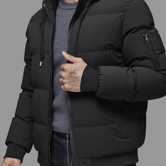 Chaqueta acolchada con capucha para hombre en color negro, vista frontal