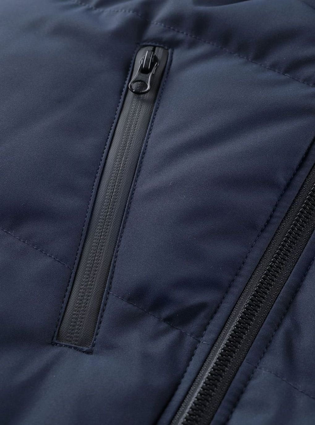 Primer plano de la cremallera frontal completa de la chaqueta