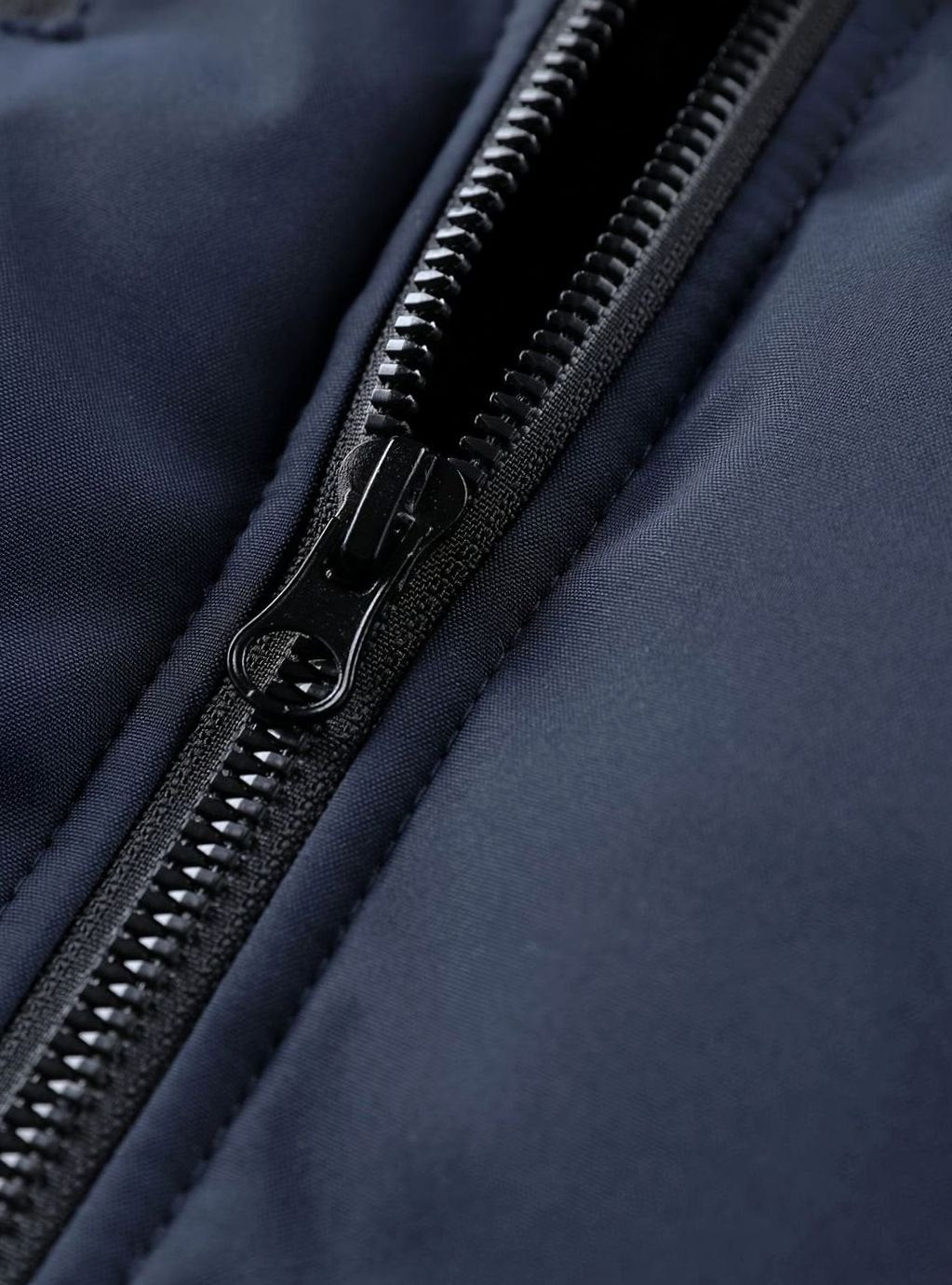 Chaqueta acolchada para hombre en color azul marino, vista frontal