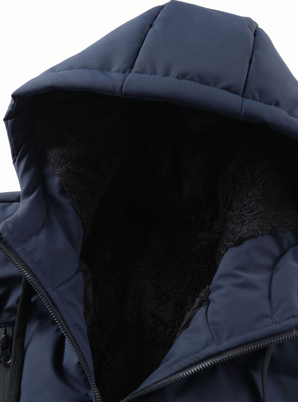 Detalle de costuras acolchadas de la chaqueta de invierno