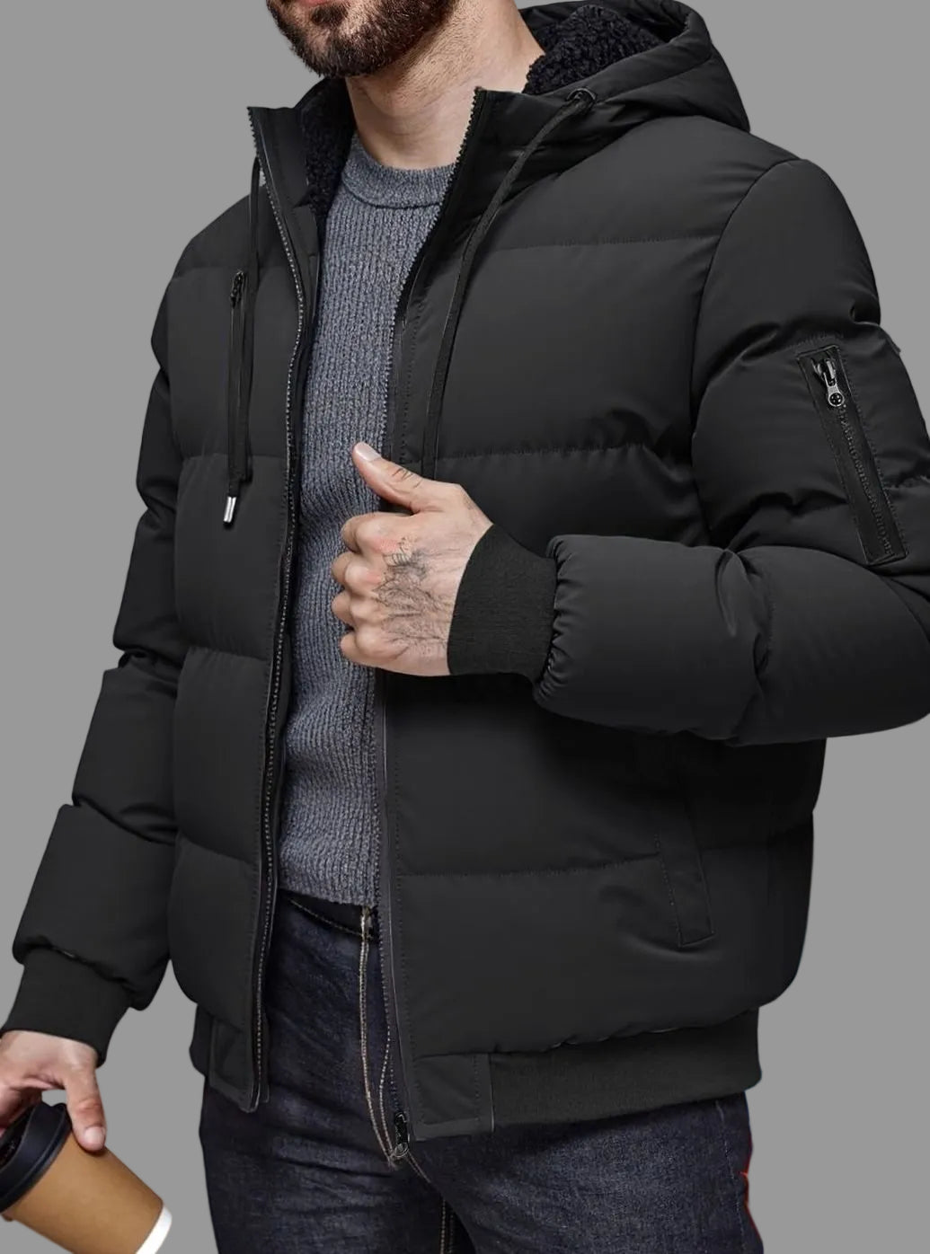 Detalle de la capucha ajustable con cordón de la chaqueta acolchada
