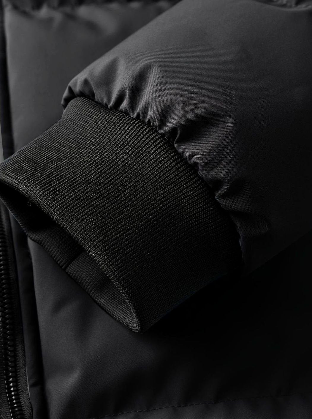 Detalle de los bolsillos con cremallera de la chaqueta acolchada