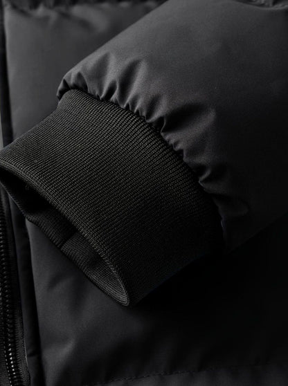 Detalle de los bolsillos con cremallera de la chaqueta acolchada