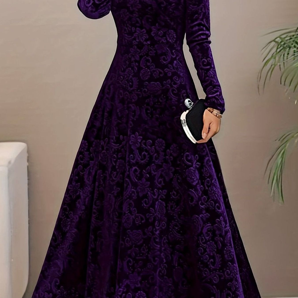 Detalle del cuello en V del vestido de terciopelo floral VELISSA