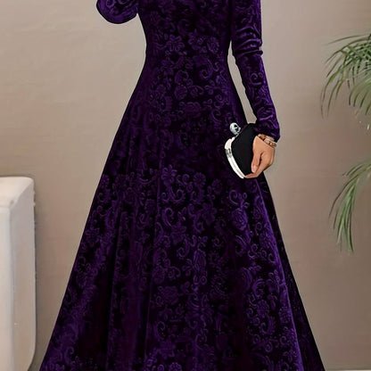 Detalle del cuello en V del vestido de terciopelo floral VELISSA