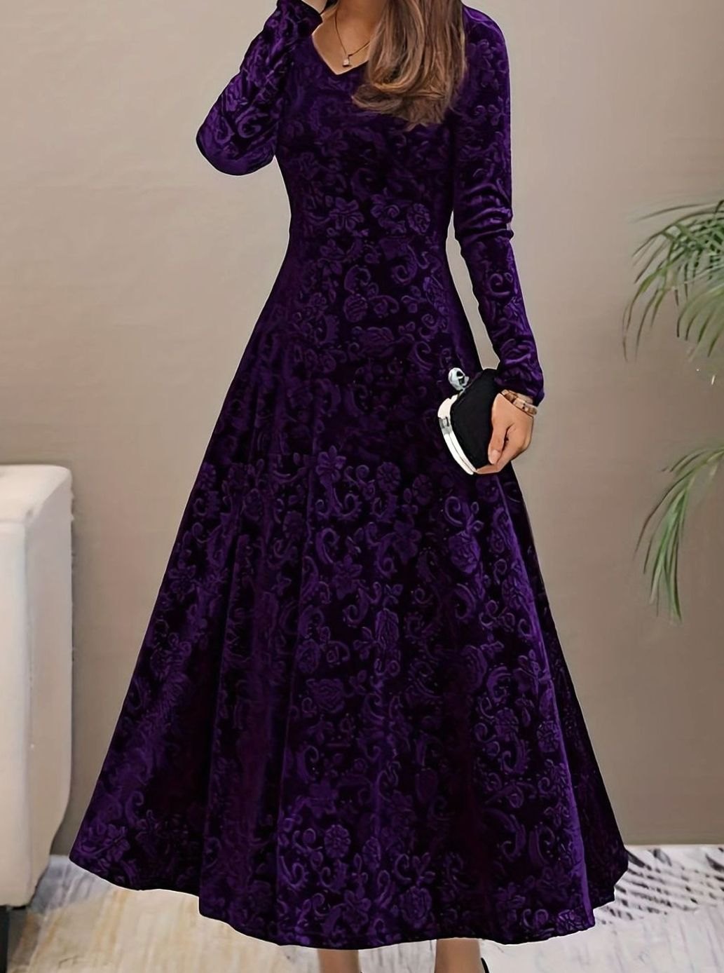 Vestido VELISSA de terciopelo visto de frente en color burdeos