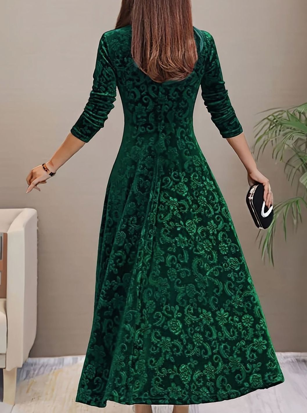 Detalle de las mangas largas del vestido de terciopelo VELISSA
