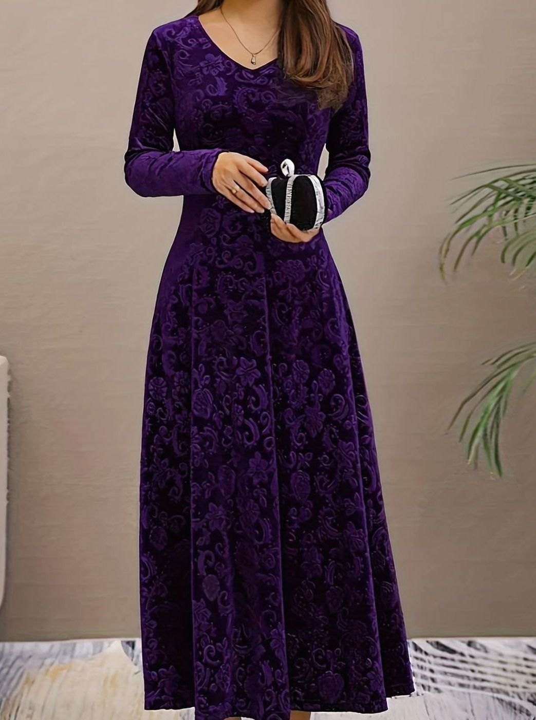 Vestido VELISSA combinado con complementos elegantes para una cena especial