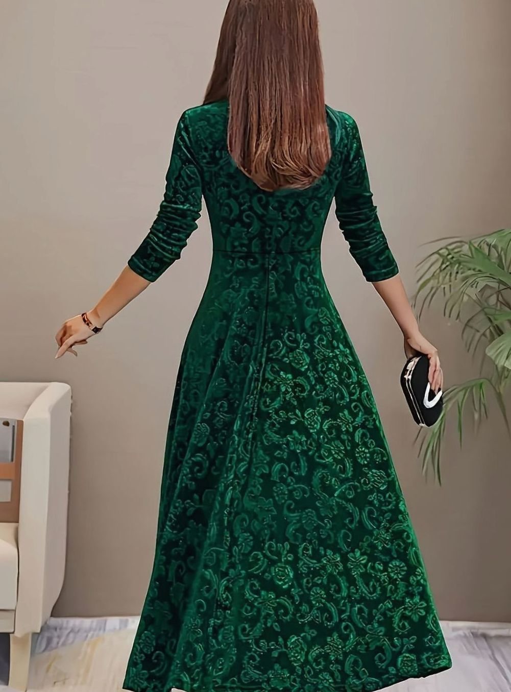 Textura de terciopelo floral en primer plano del vestido midi