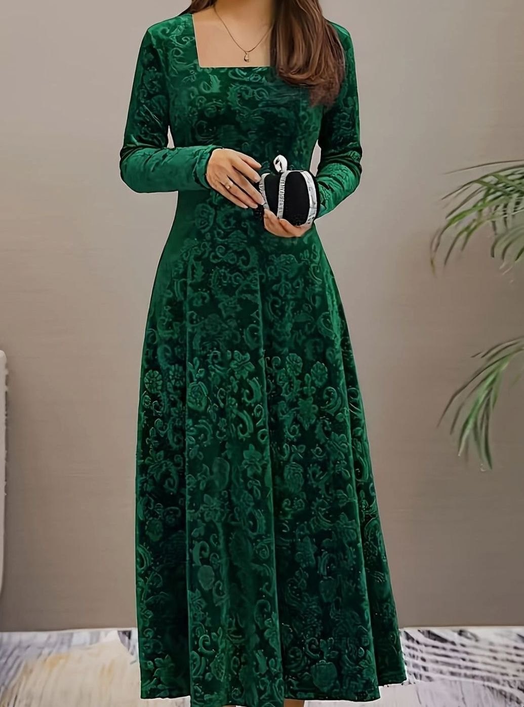 Vista frontal del vestido midi evasé de terciopelo con relieve floral