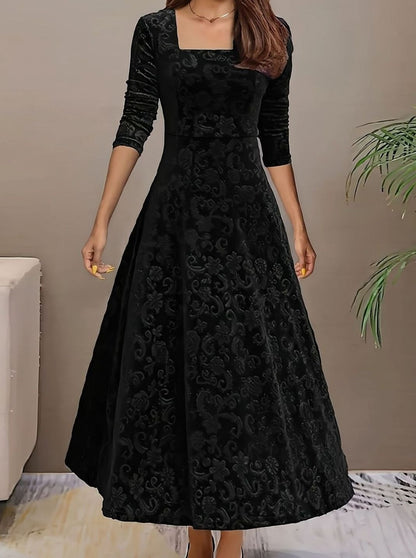 Vestido de terciopelo con silueta evasé ideal para eventos formales