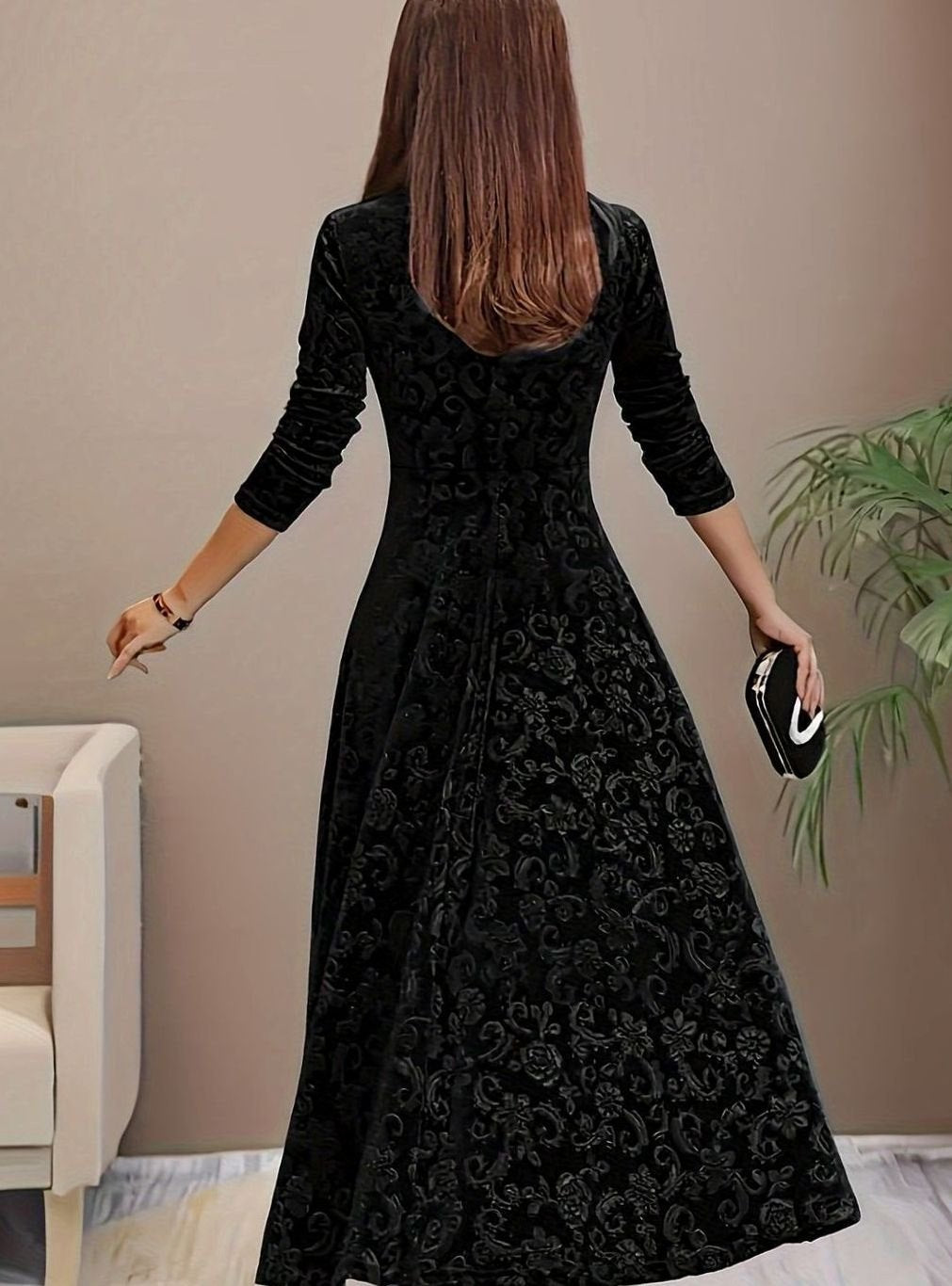 Detalle de la espalda del vestido de terciopelo con cuello cuadrado