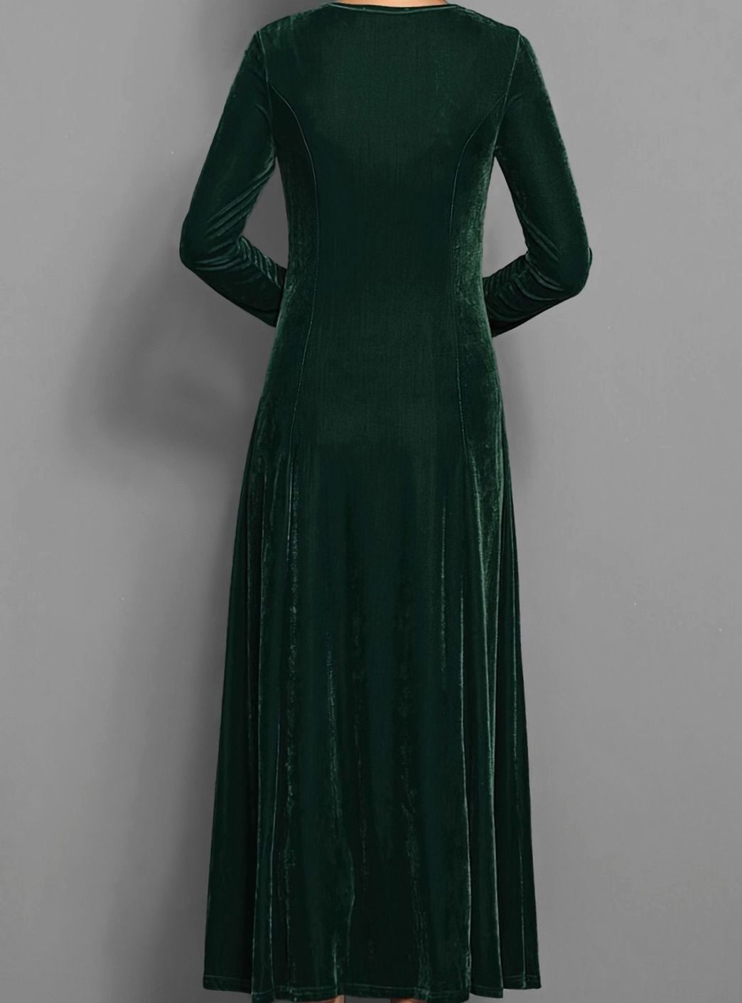Vestido de terciopelo combinado con tacones para una cena formal