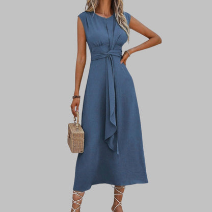 Vestido midi sin mangas con lazo en la cintura y cuello redondo, vista frontal completa