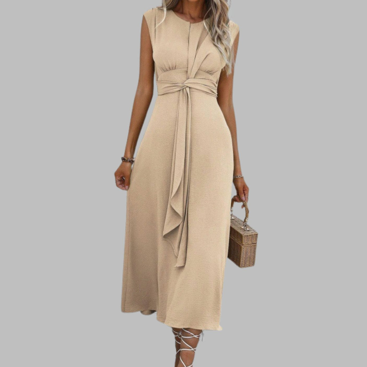 Vestido midi con corte en A visto de perfil, mostrando la caída de la falda