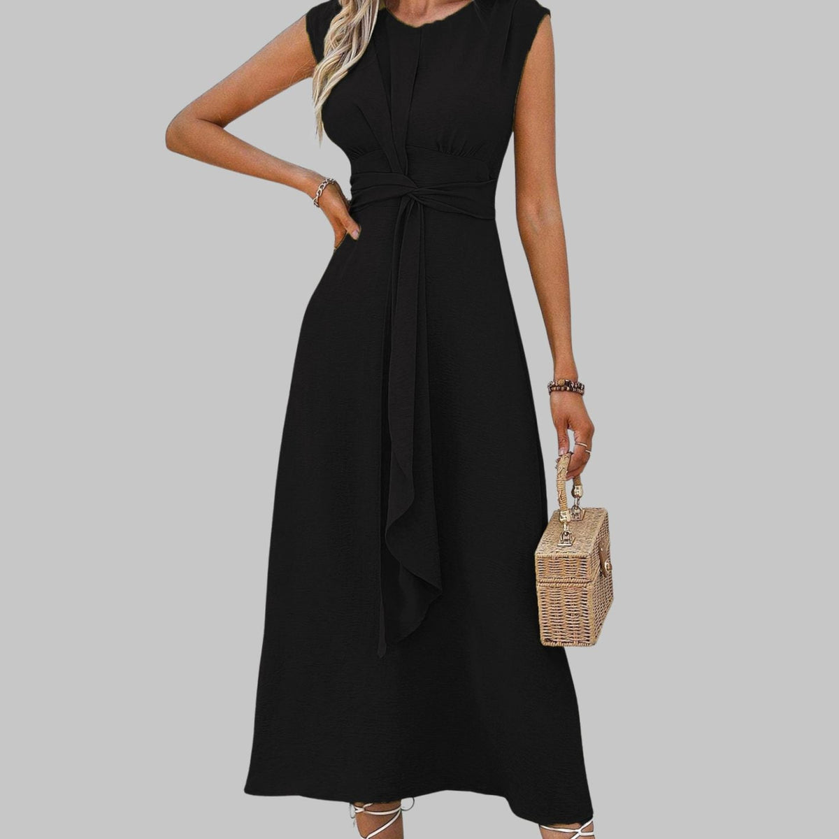 Vista trasera del vestido midi sin mangas con cuello redondo
