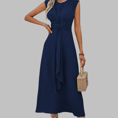 Modelo luciendo el vestido midi combinado con tacones para un evento de cóctel