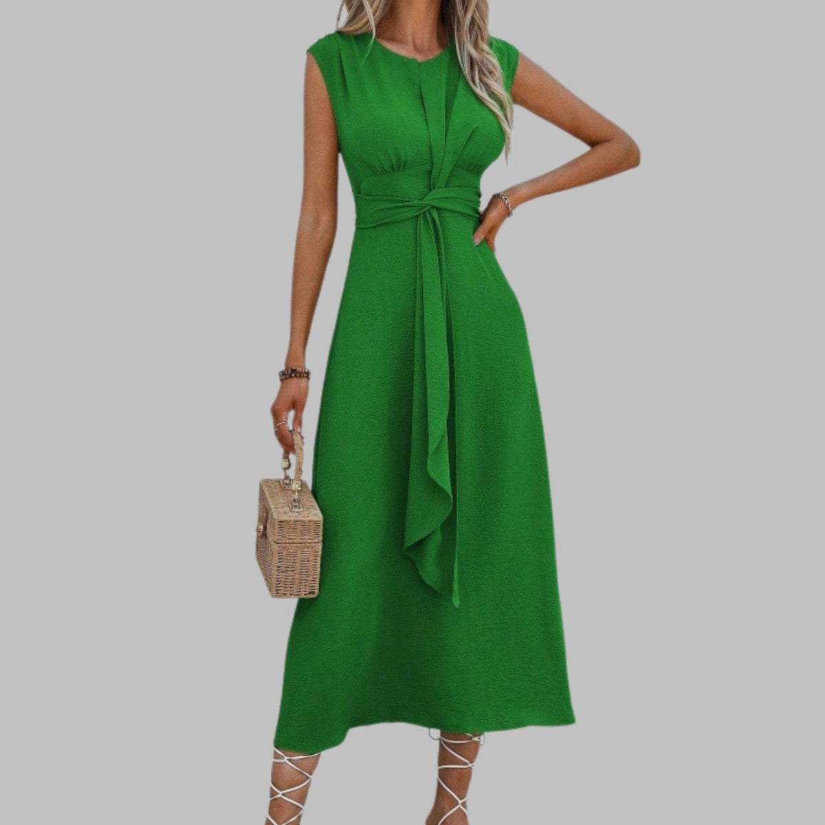 Vestido midi combinado con zapatillas blancas para un look diurno informal