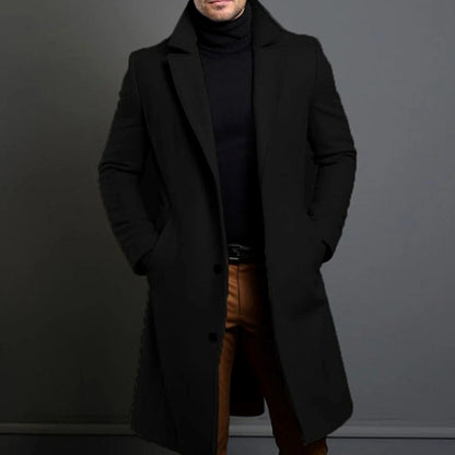 Hombre con abrigo largo de lana slim fit VENTOR en color negro sobre traje