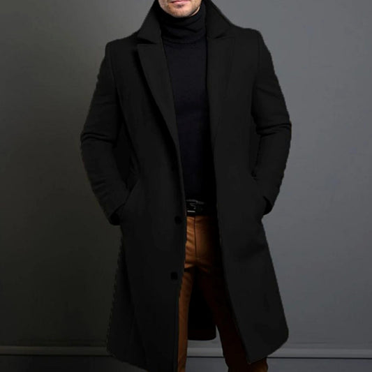 Hombre con abrigo largo de lana slim fit VENTOR en color negro sobre traje