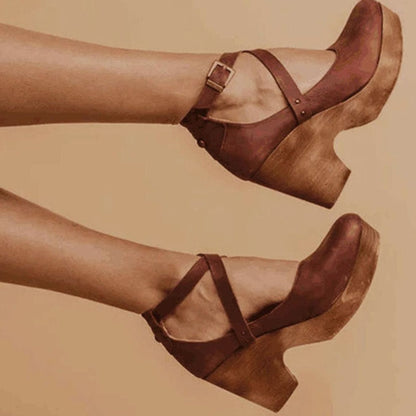 Detalle de la hebilla ajustable en zapatos Mary Jane de estilo retro