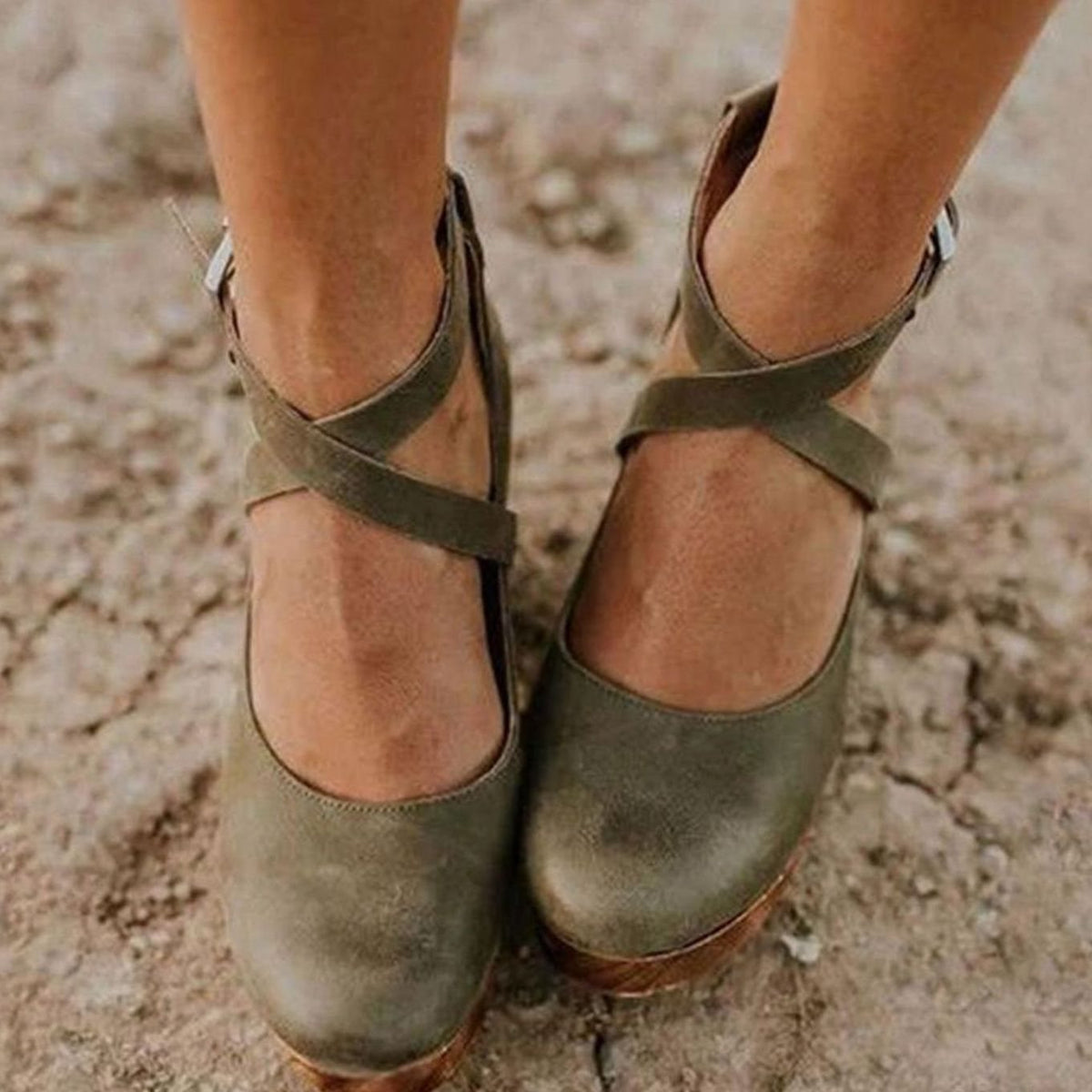 Zapatos Mary Jane combinados con vestido midi para look de cita