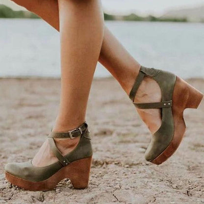 Zapatos vintage con punta redondeada combinados con pantalón recto